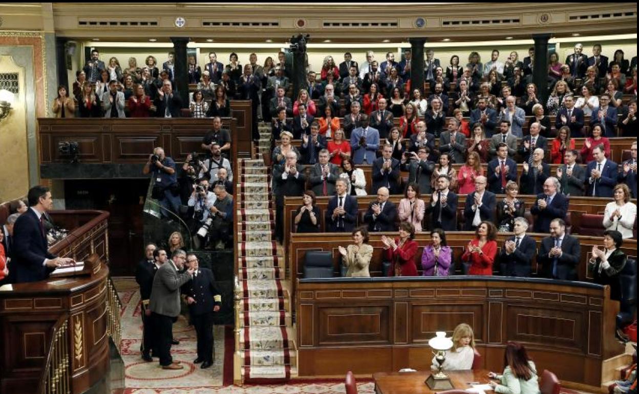 Pedro Sánchez (i) interviene este martes en el Congreso.