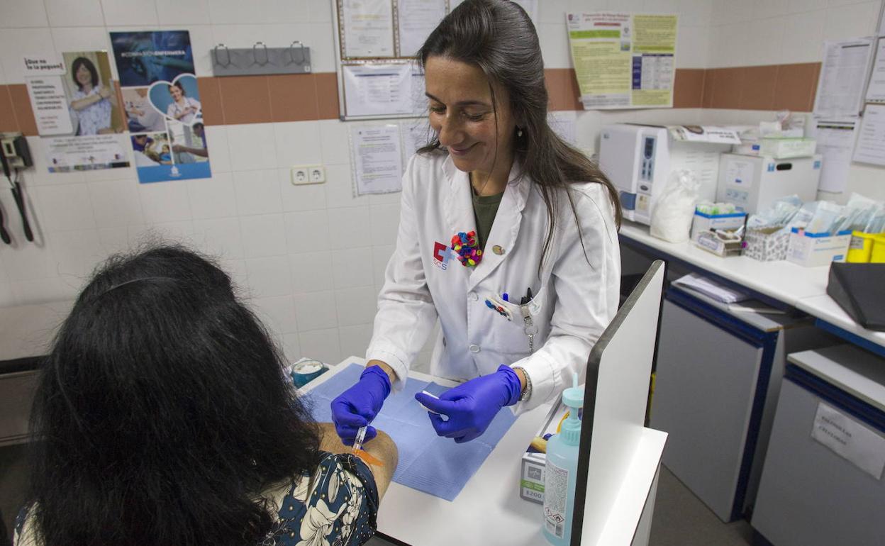 Imagen de archivo de la campaña de vacunación contra la gripe en un centro de salud de Cantabria.