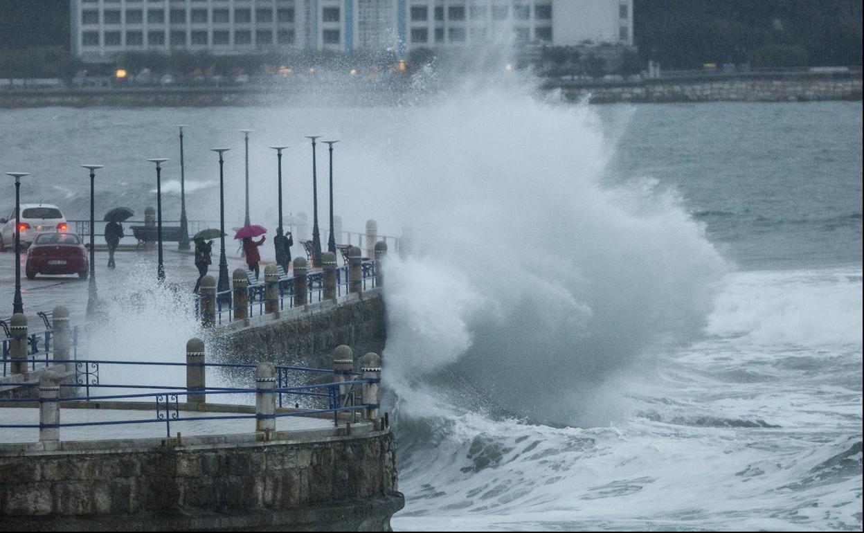 Imagen de archivo de las olas arreciendo en la zona del aparcamiento del Camello en otro temporal marítimo el pasado mes de noviembre.