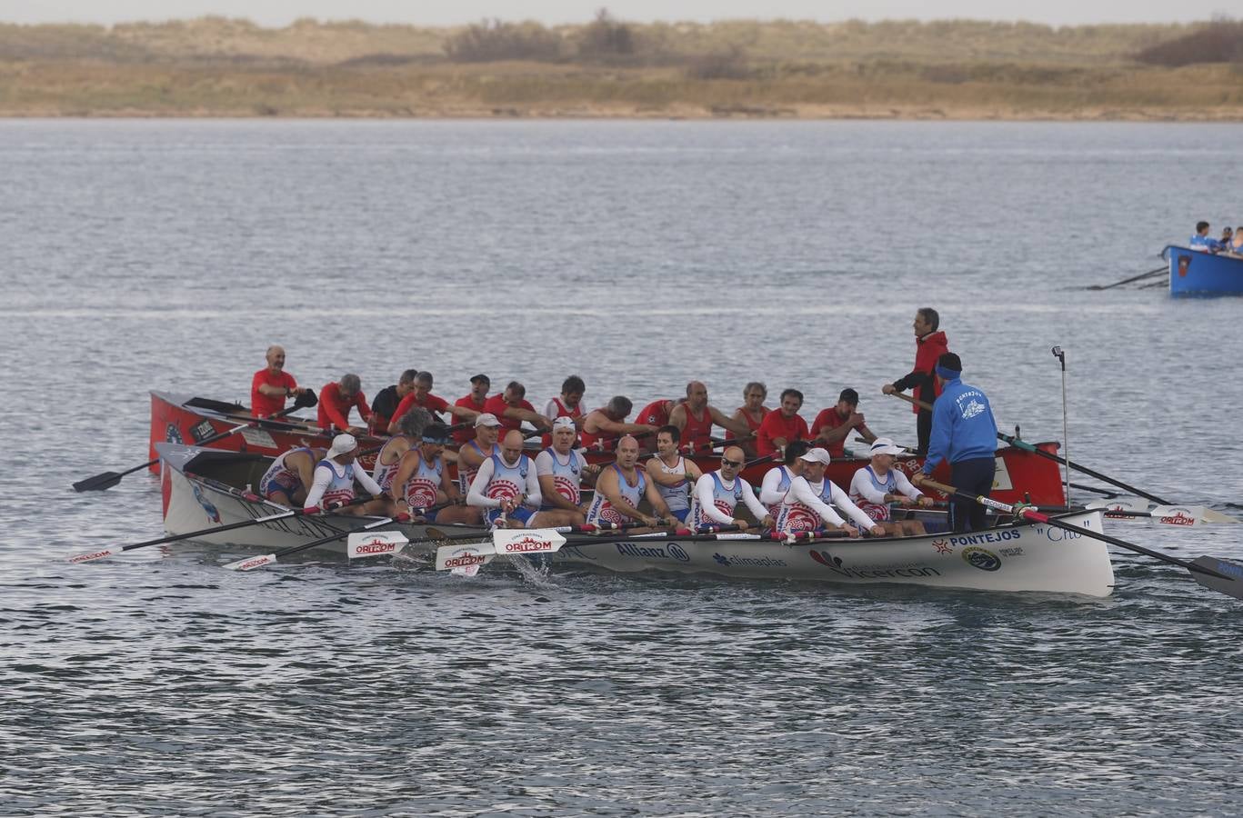 Pedreña celebró este sábado su primera fiesta. Cierto que sin demasiada participación por lo madrugador del calendario y otros imponderables, pero el caso es que 'La Pedreñera', esa trainera con la que sueñan con regresar a la ACT a medio plazo –para eso ha llegado Joseba Fernández– sumó su primera bandera del año