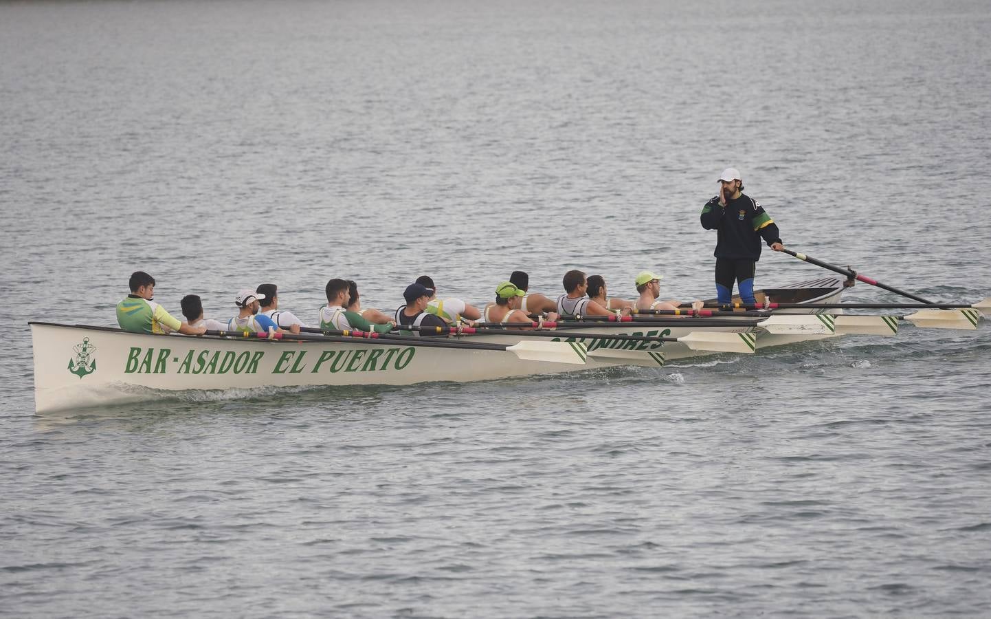 Pedreña celebró este sábado su primera fiesta. Cierto que sin demasiada participación por lo madrugador del calendario y otros imponderables, pero el caso es que 'La Pedreñera', esa trainera con la que sueñan con regresar a la ACT a medio plazo –para eso ha llegado Joseba Fernández– sumó su primera bandera del año