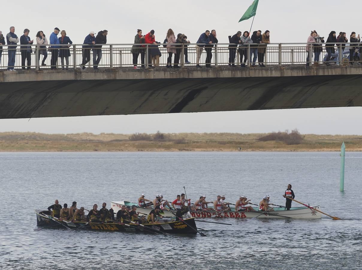 Pedreña celebró este sábado su primera fiesta. Cierto que sin demasiada participación por lo madrugador del calendario y otros imponderables, pero el caso es que 'La Pedreñera', esa trainera con la que sueñan con regresar a la ACT a medio plazo –para eso ha llegado Joseba Fernández– sumó su primera bandera del año