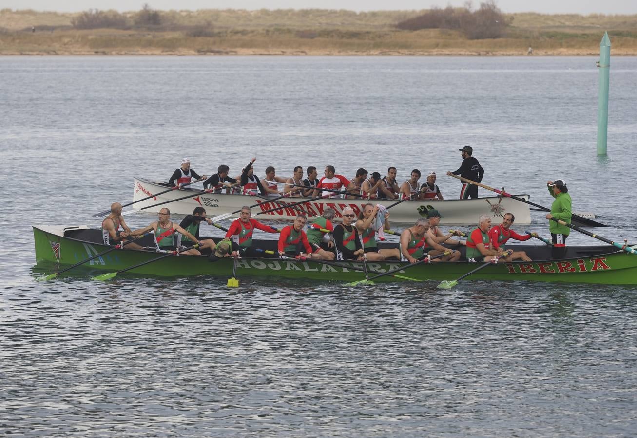 Pedreña celebró este sábado su primera fiesta. Cierto que sin demasiada participación por lo madrugador del calendario y otros imponderables, pero el caso es que 'La Pedreñera', esa trainera con la que sueñan con regresar a la ACT a medio plazo –para eso ha llegado Joseba Fernández– sumó su primera bandera del año
