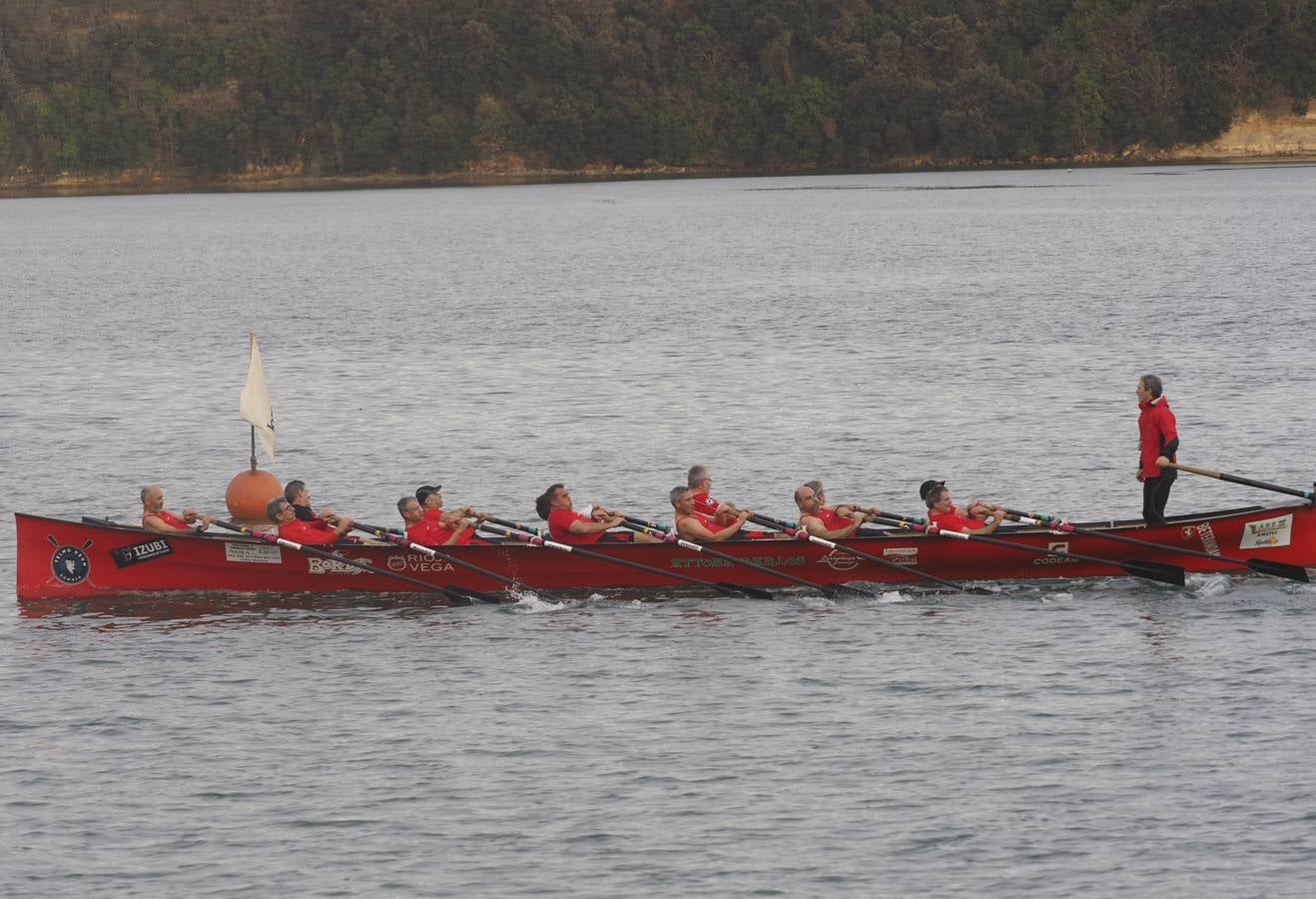 Pedreña celebró este sábado su primera fiesta. Cierto que sin demasiada participación por lo madrugador del calendario y otros imponderables, pero el caso es que 'La Pedreñera', esa trainera con la que sueñan con regresar a la ACT a medio plazo –para eso ha llegado Joseba Fernández– sumó su primera bandera del año