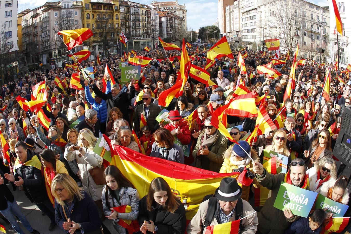 Entre los asistentes, los cargos institucionales de Vox en la región, como el diputado nacional Emilio del Valle y el parlamentario Cristobal Palacio. Muchas banderas de España y la lectura de un comunicado han centrado el acto