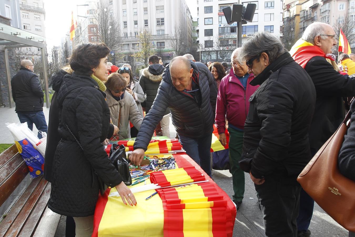 Entre los asistentes, los cargos institucionales de Vox en la región, como el diputado nacional Emilio del Valle y el parlamentario Cristobal Palacio. Muchas banderas de España y la lectura de un comunicado han centrado el acto