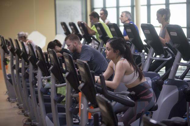 Marina se ejercita en la elíptica durante su rutina de entrenamiento en el Marisma Wellness Center de Santander