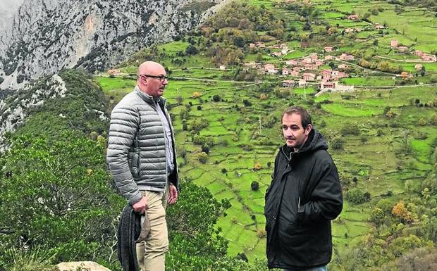 Secundino Caso, alcalde de Peñarrubia, estudia el terreno con el ingeniero José Antonio Pi