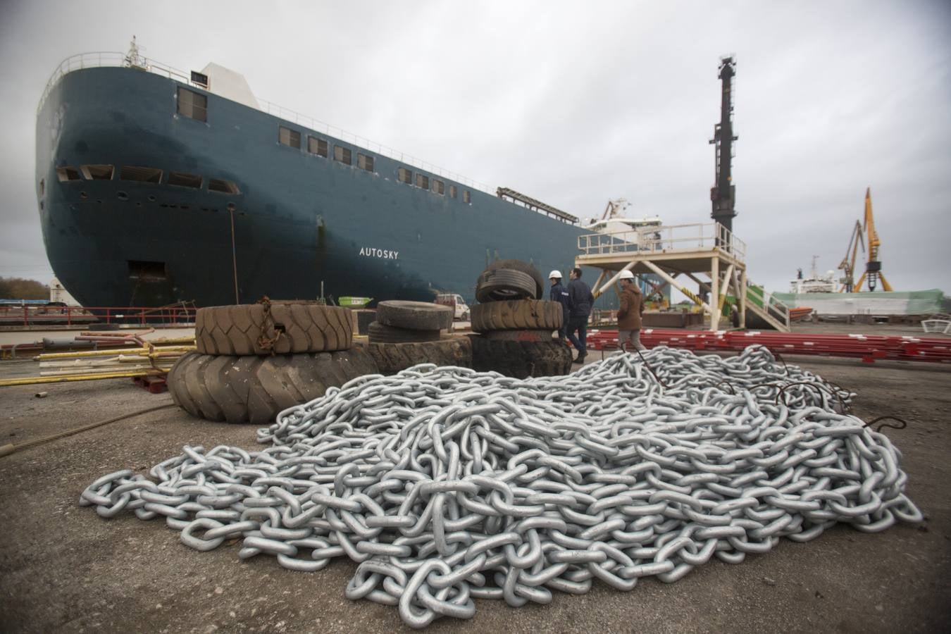 En apenas unas semanas Saitec enclavará en el abra de El Sardinero, frente a la segunda playa, un prototipo escalado de plataforma eólica marina. El programa BlueSATH gira en torno al ensayo en condiciones reales de un aerogenerador flotante a escala 1:6 de un modelo de 10 MW. Sus características técnicas, 17,45 metros de altura a 800 metros de tierra firme, con un peso de 50 toneladas y 15 metros de diámetro de rotor.