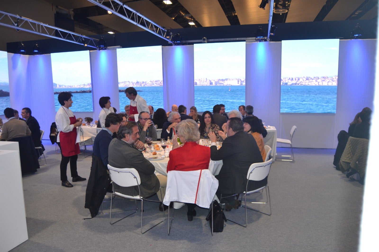 El restaurante 'Cantabria Infinita' sirve una propuesta de sabor cántabro cien por cien con platos realizados con productos autóctonos. Este lunes, primer día del congreso gastronómico, el chef de Ampuero ha elegido el mejillón, la tudanca y el sobao como ingredientes principales de su menú. 