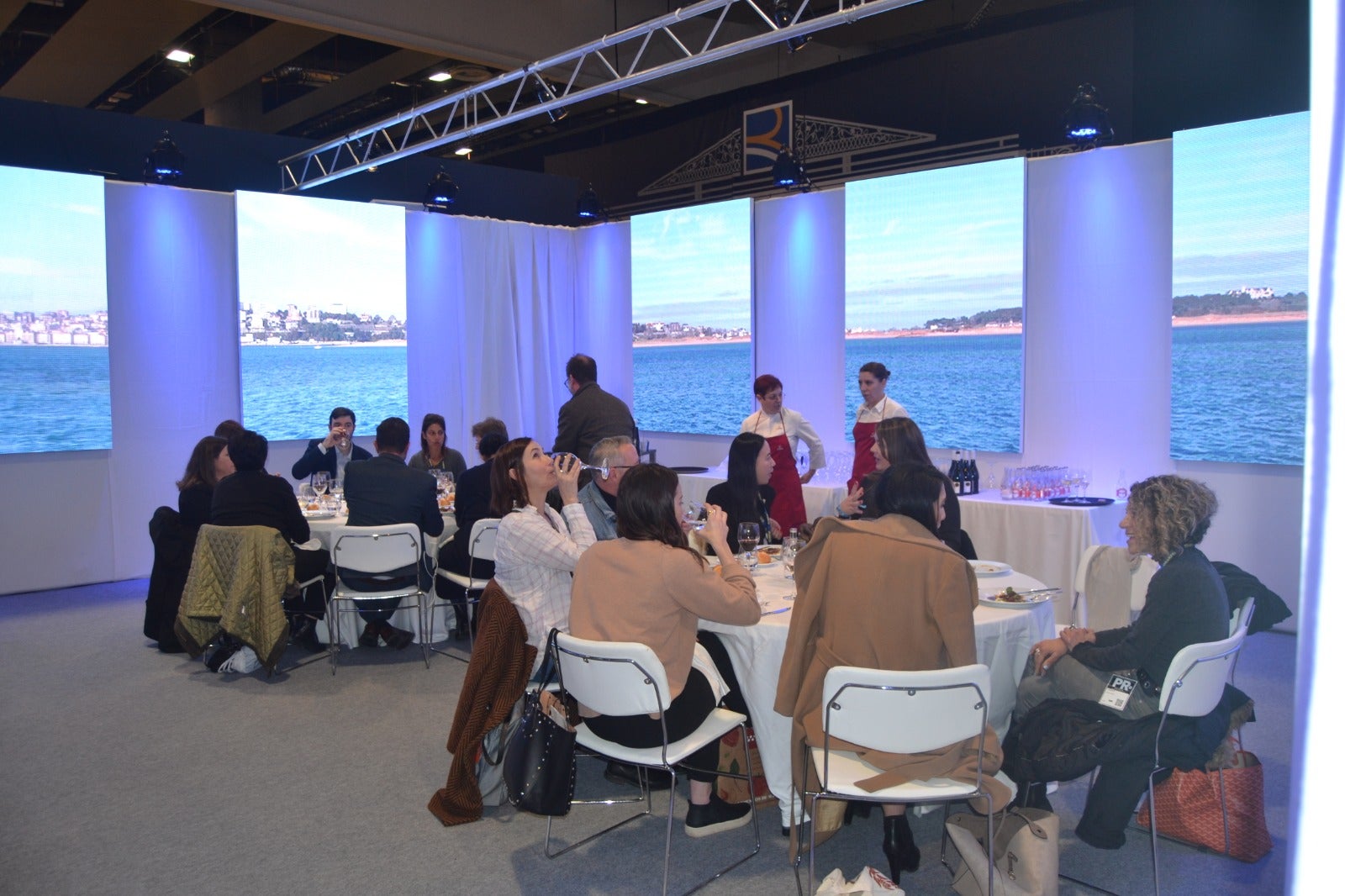 El restaurante 'Cantabria Infinita' sirve una propuesta de sabor cántabro cien por cien con platos realizados con productos autóctonos. Este lunes, primer día del congreso gastronómico, el chef de Ampuero ha elegido el mejillón, la tudanca y el sobao como ingredientes principales de su menú. 