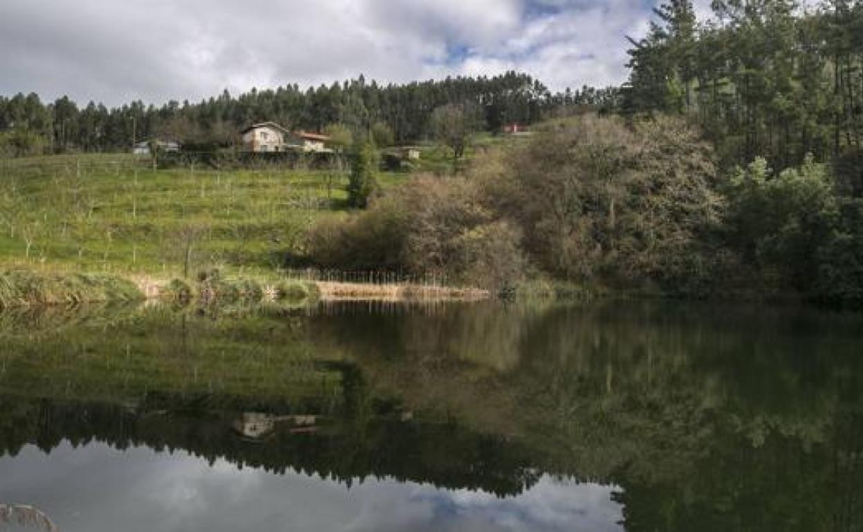 Imagen del Pozo Tremeo, único lago natural de la franja costera de Cantabria