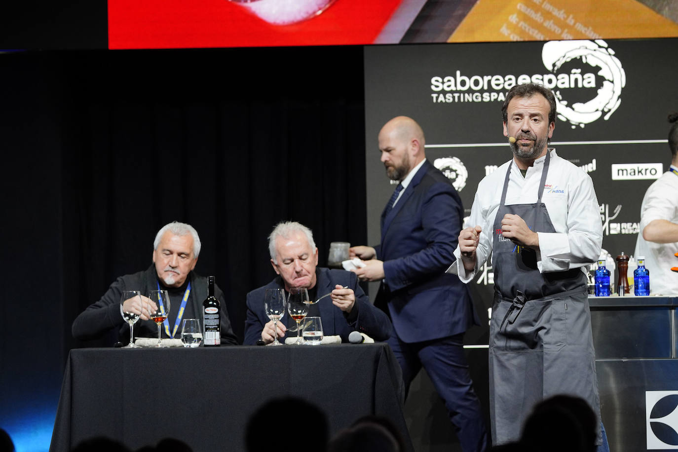 Nacho Manzano, con Paco Torreblanca y Victor Manuel como comensales. 