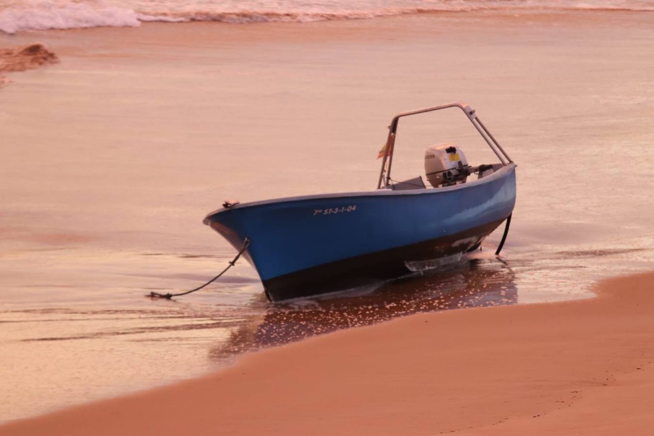 La barca de los pescadores, varada en la orilla con las primeras luces del día.