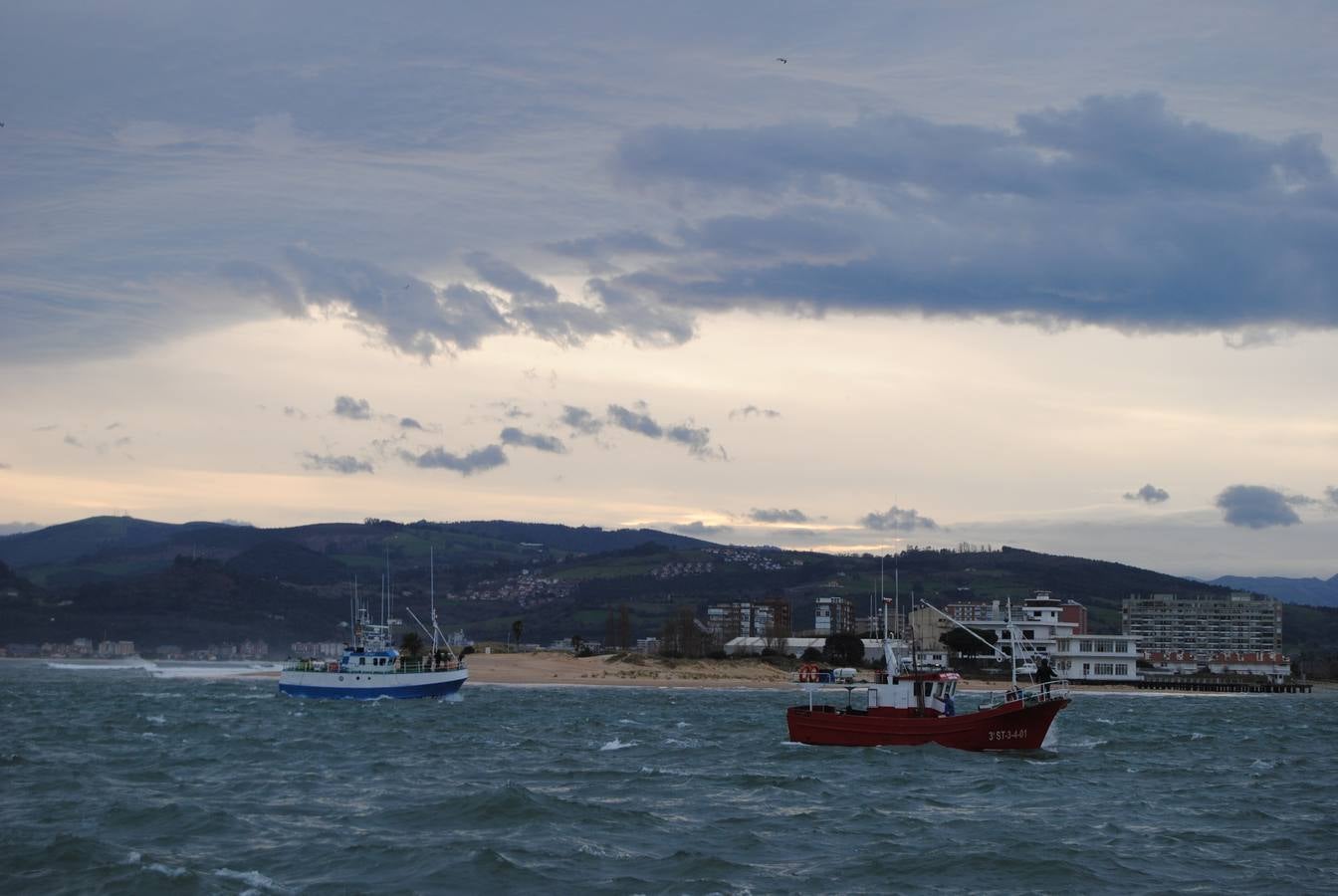 Barcos santoñeses participando en la búsqueda del pescador, peinando la ría entre Santoña y Laredo. 