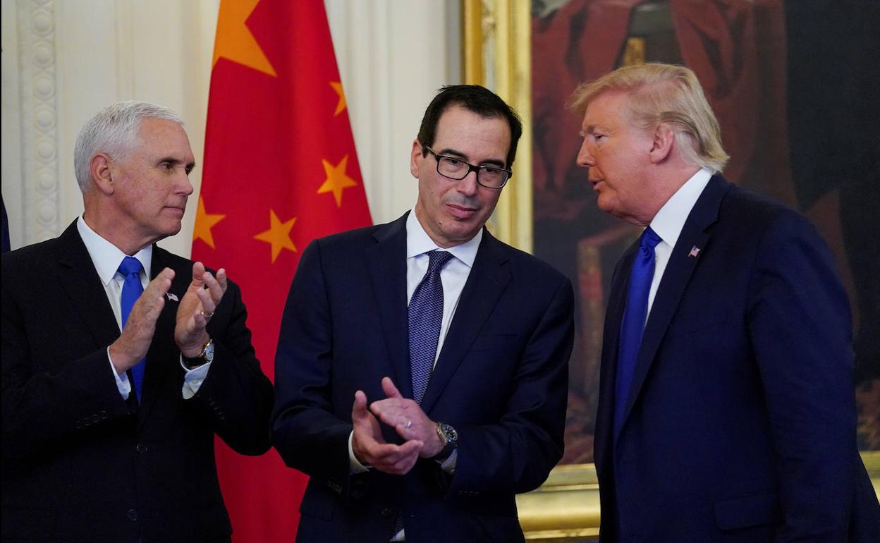 El presidente Trump, junto al vicepresidente Pence (izquierda) y el secretario del Tesoro Mnuchin, este miércoles tras el acuerdo.