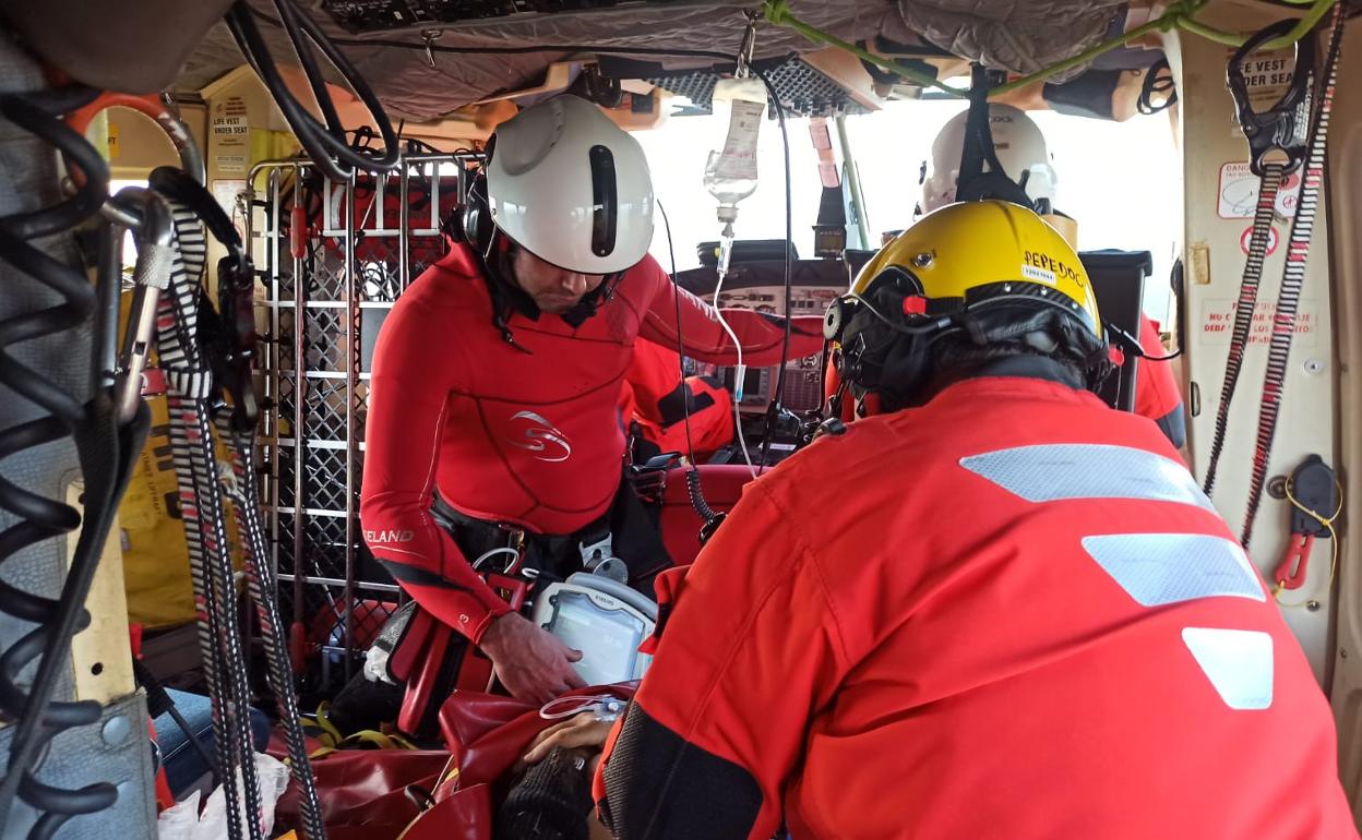 El hombre es atentido dentro del helicóptero.