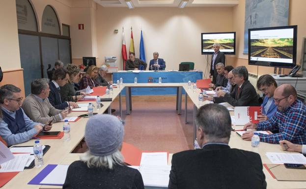 Los representantes de la mesa del ferrocarril en un momento de la reunión celebrada en la Estación de Autobuses de Santander