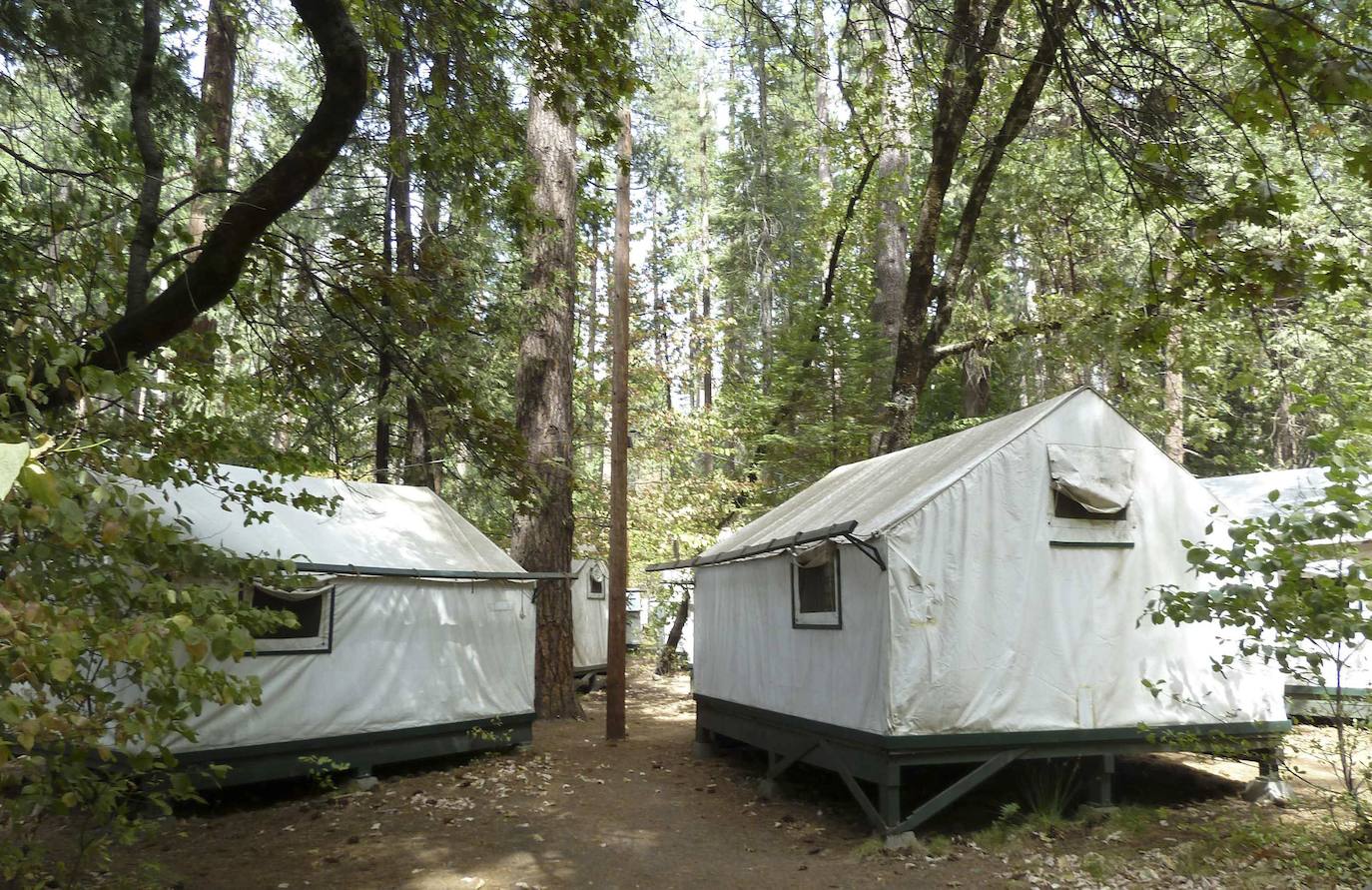 Los 'lodges' son tiendas de lona con dos camas, elevados a medio metro del suelo y con una alacena de hierro fuera, en la entrada, cerrada con candado a cal y canto.