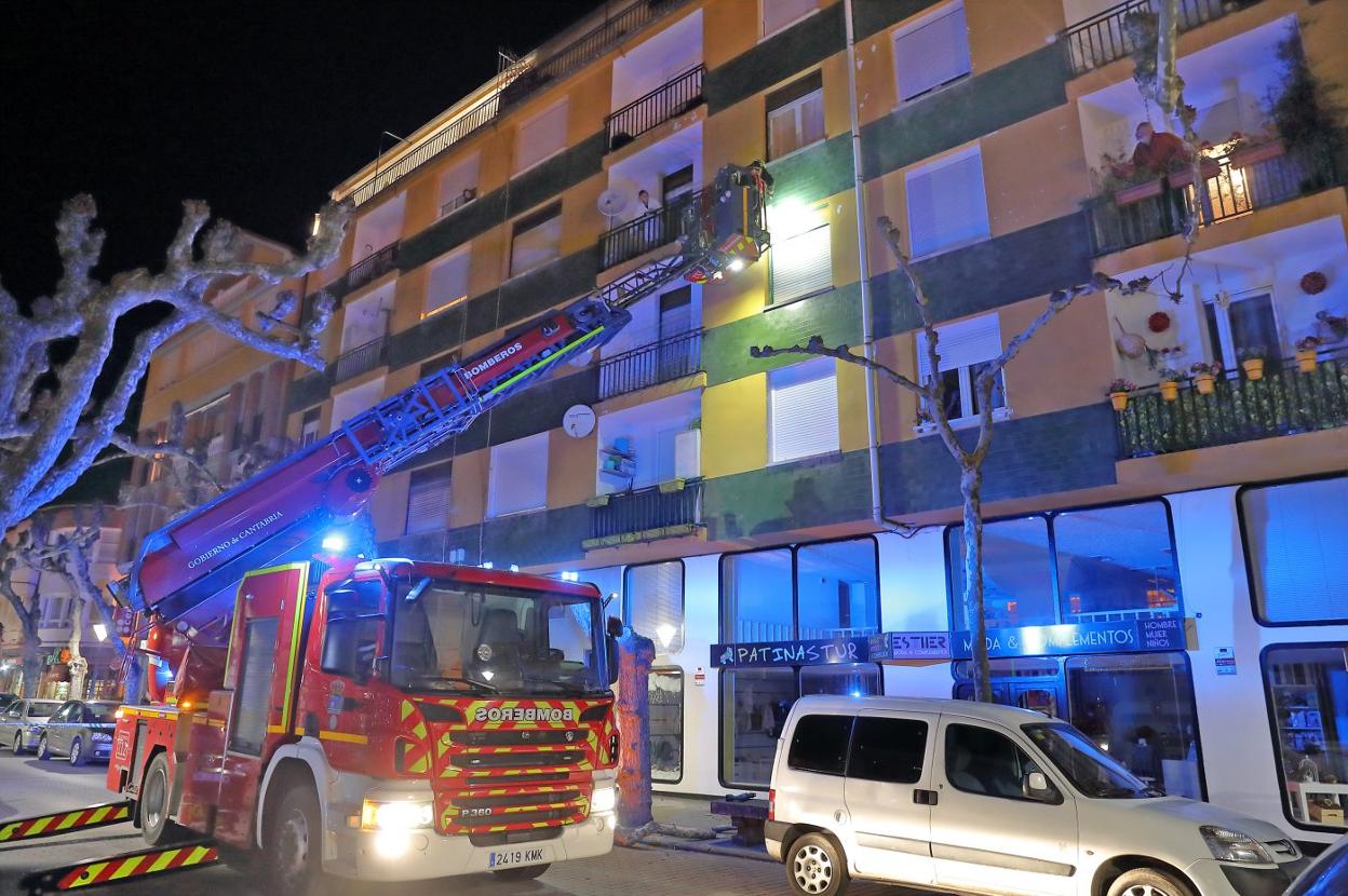 Los bomberos actuaron con la autoescala en la Avenida de Cantabria.