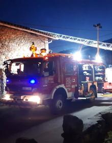 Imagen secundaria 2 - Vivienda de Santa Cruz de Molledo donde ayer se registró un incendio.