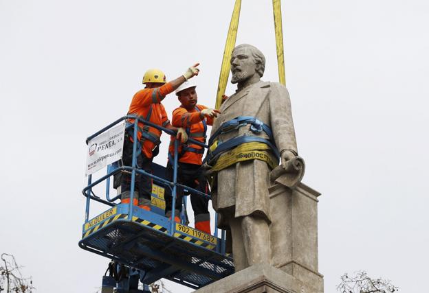 Imagen de archivo de la retirada de la estatua en Barcelona :: efe