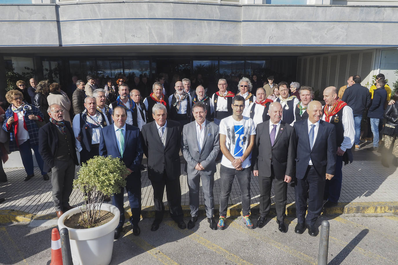 Autoridades y premiados posan antes de iniciarse la comida en la que se entregaron los galardones.