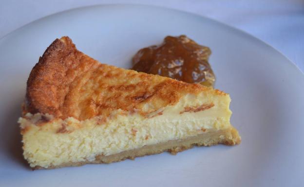 Tarta de queso con confitura de higos.