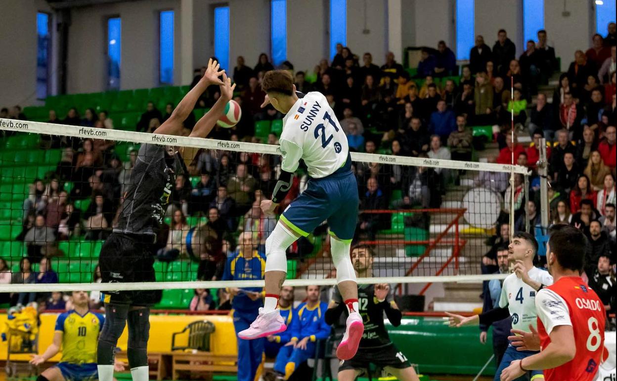 Sunny remata ante el bloqueo de un rival.