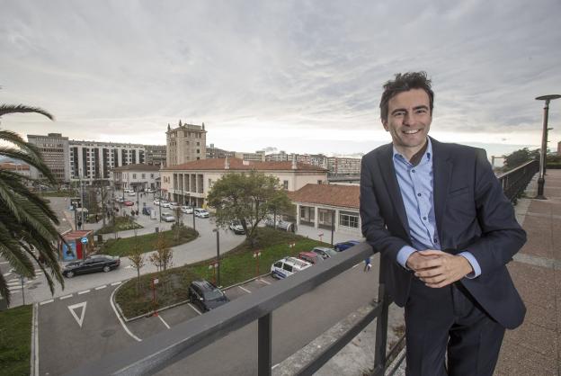 Pedro Casares y, al fondo, la estación de trenes de Santander. 