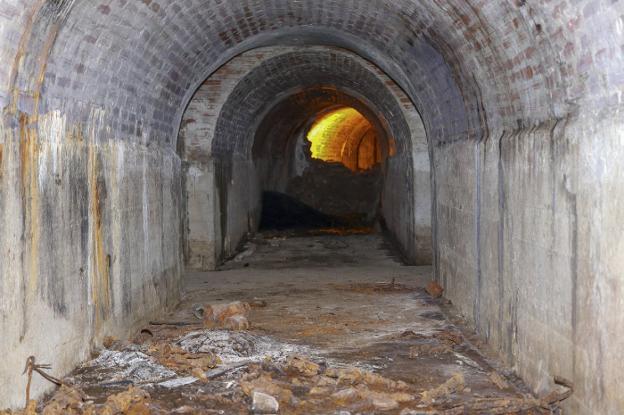 El refugio antiaéreo apareció durante las labores de excavación de la Casa Capitular anexa a la catedral. :: dm