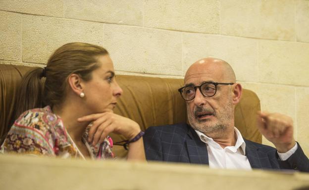 Marta García y Félix Álvarez conversan en el Parlamento.