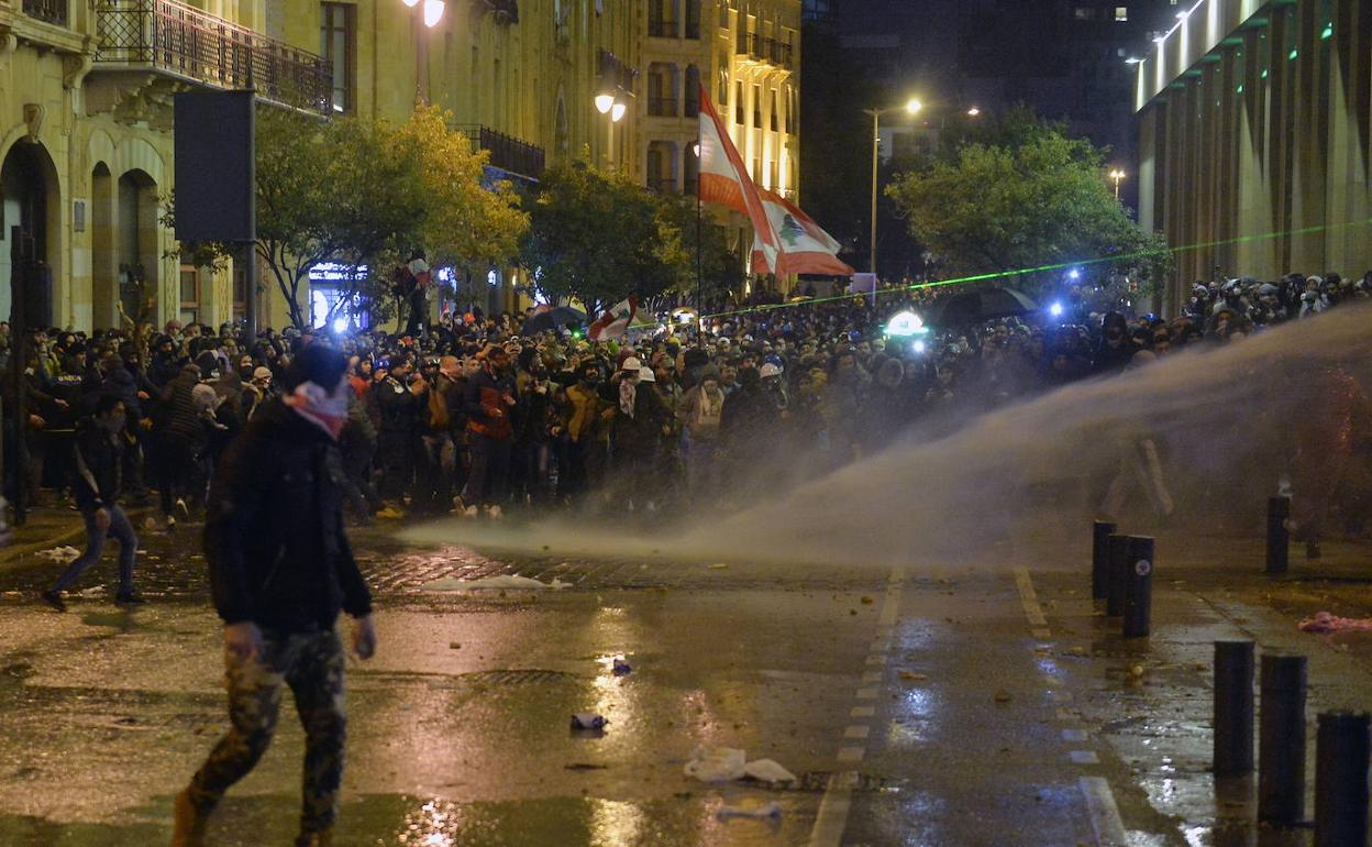 Las fuerzas de seguridad repelen a los manifestantes en las calles de Beirut.