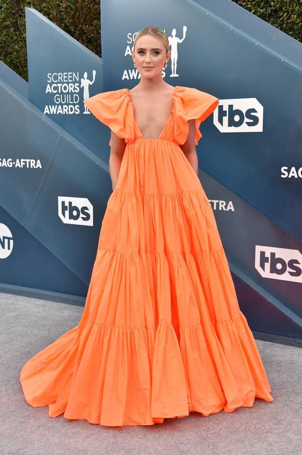 La actriz Kathryn Newton destacó por llegar a los SAG Awards con este maravilloso vestido de Valentino de color mandarina. Todo un acierto ya que supo defender con arte el volúmen de las mangas y del vestido en general, que por cierto tenía bolsillos, un detalle increíblemente útil y del que Newton hizo uso durante toda la gala.