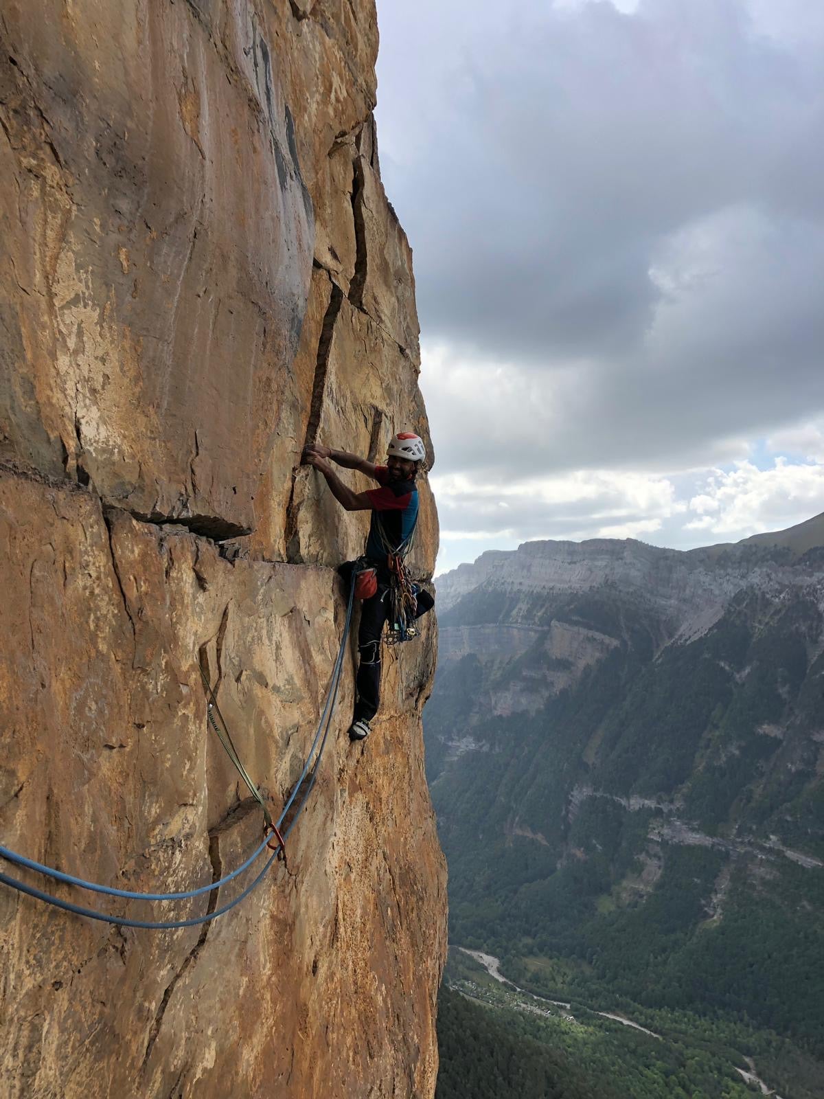 Fotos: La increíble historia de superación de Urko Carmona: perder una pierna a los 16 y convertirse en guía de escalada a los 38