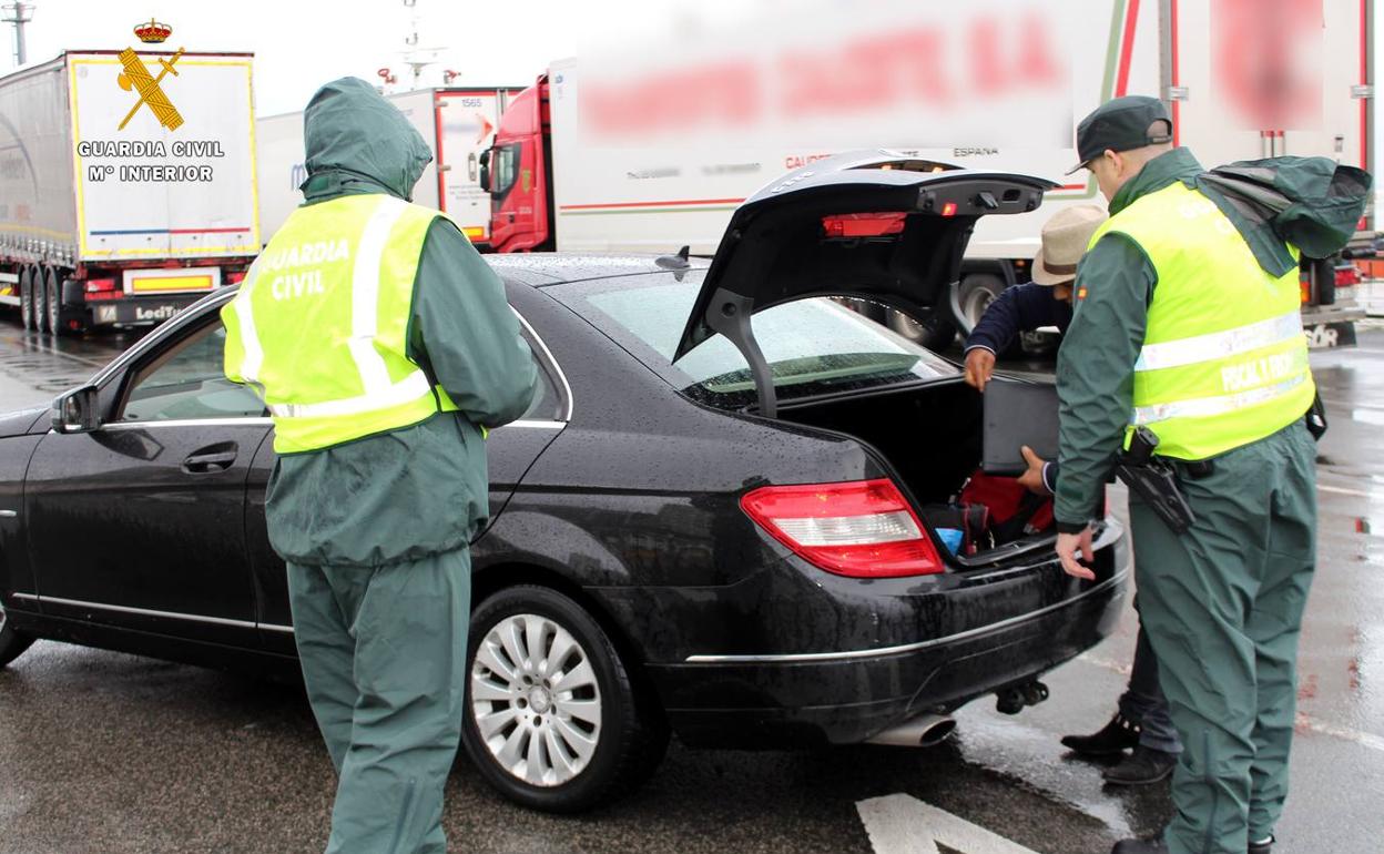 Detenido por intentar embarcar en un ferri a tres albaneses con documentos falsos