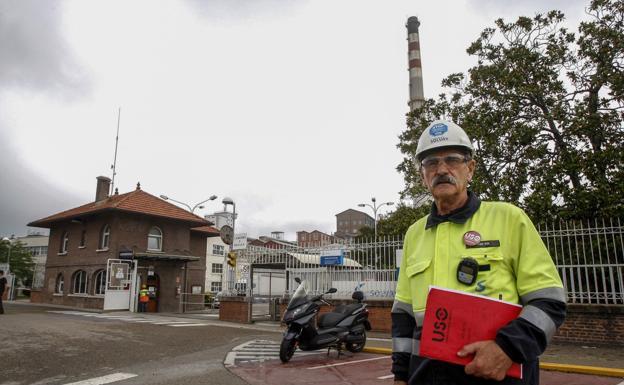 José Vía, delegado de USO en Solvay, a las puertas del complejo de Barreda.