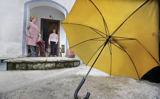 Camila Gómez y su hija posan en la puerta de su casa en Villanueva.