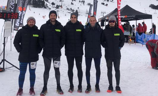 Integrantes del equipo Km Vertical Torrelavega que compitieron en Pla de Beret.