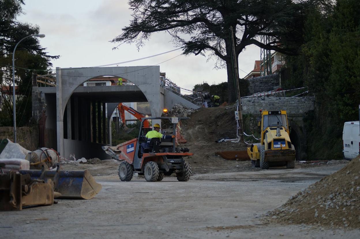 Un obrero realiza labores de retirada de material, mientras que al fondo se vislumbra el futuro túnel.