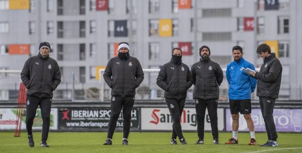 Cristóbal, Manjarín y Farto (de izquierda a derecha), junto a otros técnicos del equipo, durante el entrenamiento de este lunes.