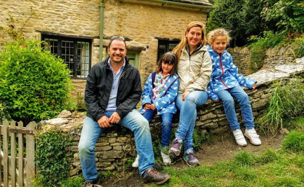 Imagen principal - Los intercambios de María Puente y su familia: arriba, en la zona de Cotswolds (UK) y abajo, también en Inglaterra y en Provenza, Francia.