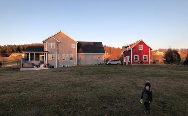 El hijo de Roberto Páramo, de dos años, en la casa de Essex (USA).