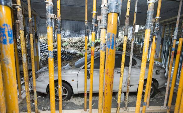 Los coches más afectados permanecen en el aparcamiento. 