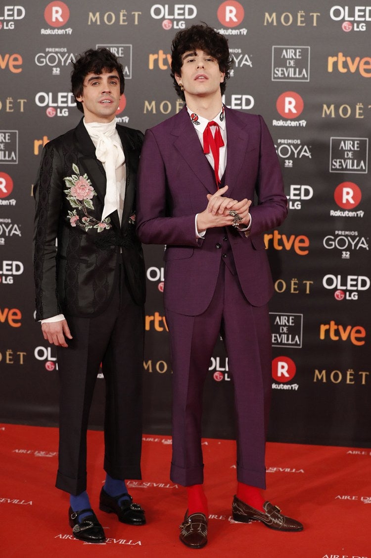 Los Javis (Javier Ambrossi y Javier Calvo) apostaron por dos de los looks masculinos más atrevidos de la noche. Podrían haber sido imposibles pero supieron defenderlos con éxito y altas dosis de personalidad. Objetivo logrado, pues: no pasaron desapercibidos.