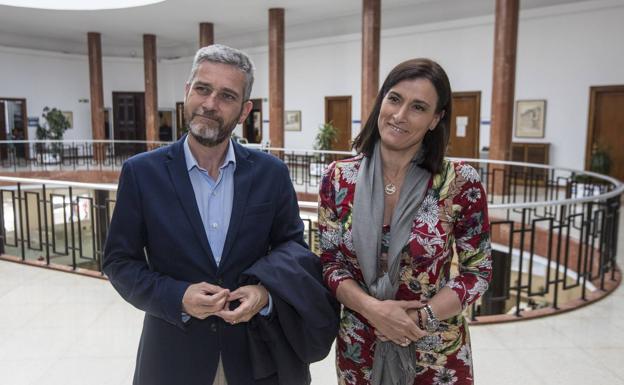 Javier Ceruti y Gema Igual, en una imagen de archivo tomada en el Ayuntamiento de Santander.