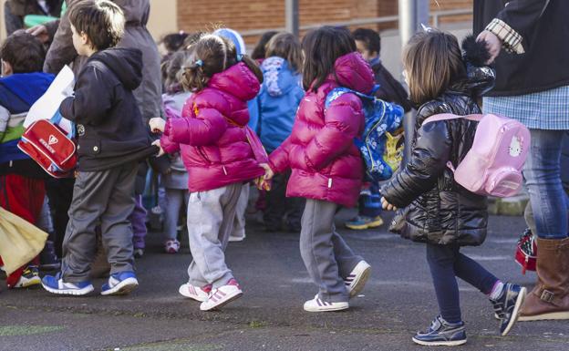 Alumnos a la entrada de un centro educativo.