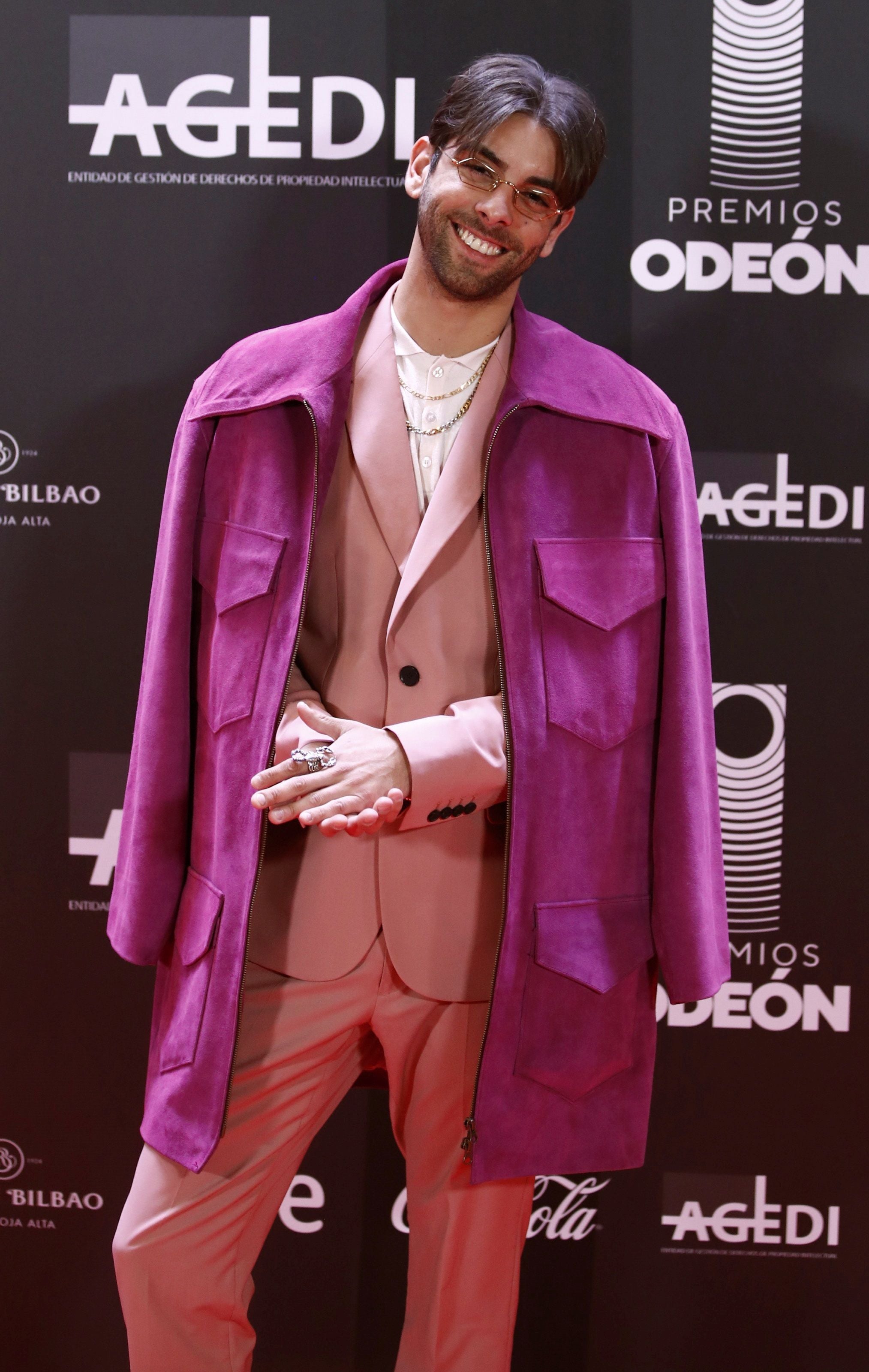 Don Patricio, ganador a la Mejor Canción, con un traje de chaqueta rosa.