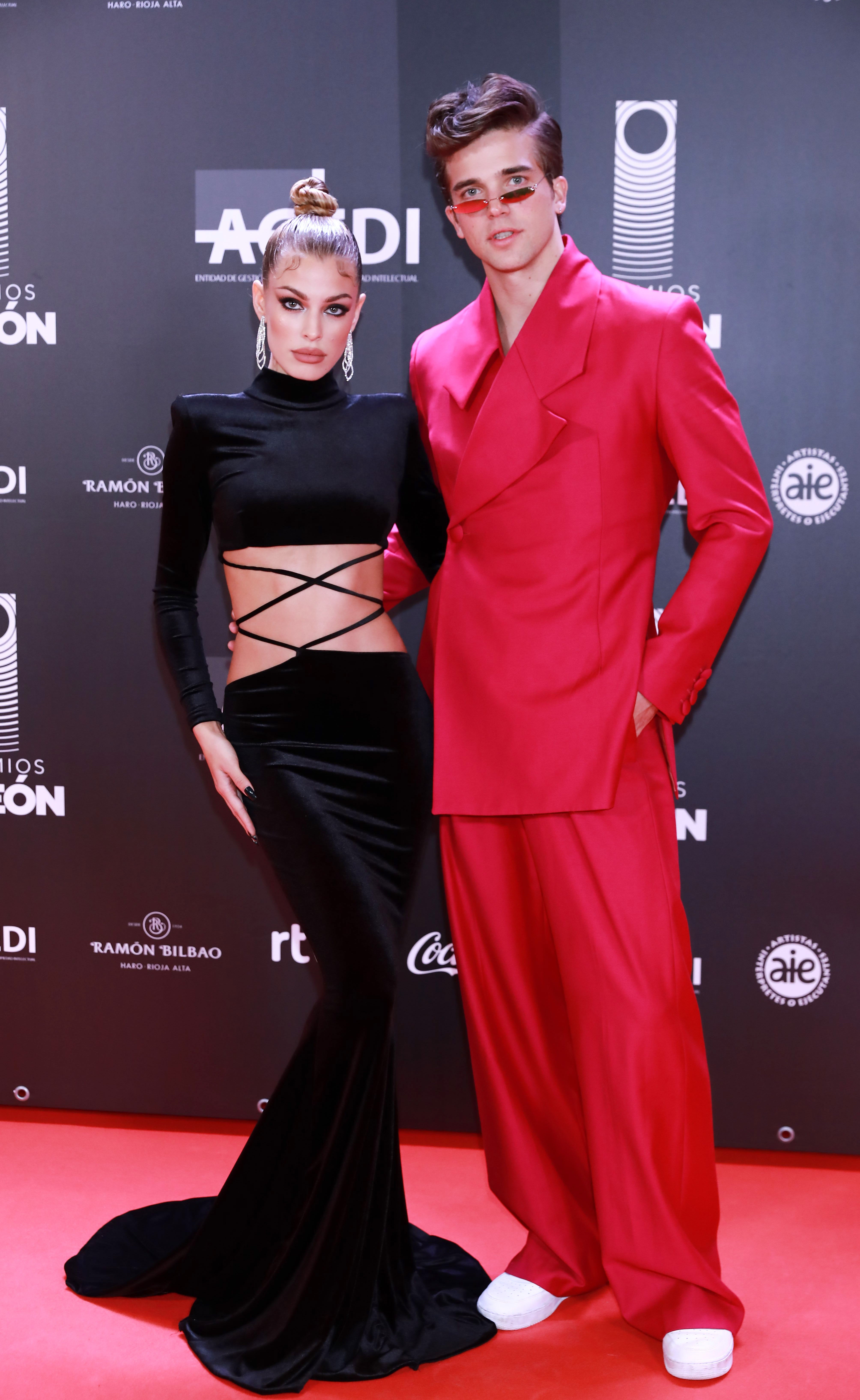 Jessica Goicoechea, con un vestido negro que deja su abdomen al descubierto, y River Viiperi, con un traje de chaqueta fucsia y 'oversize'.