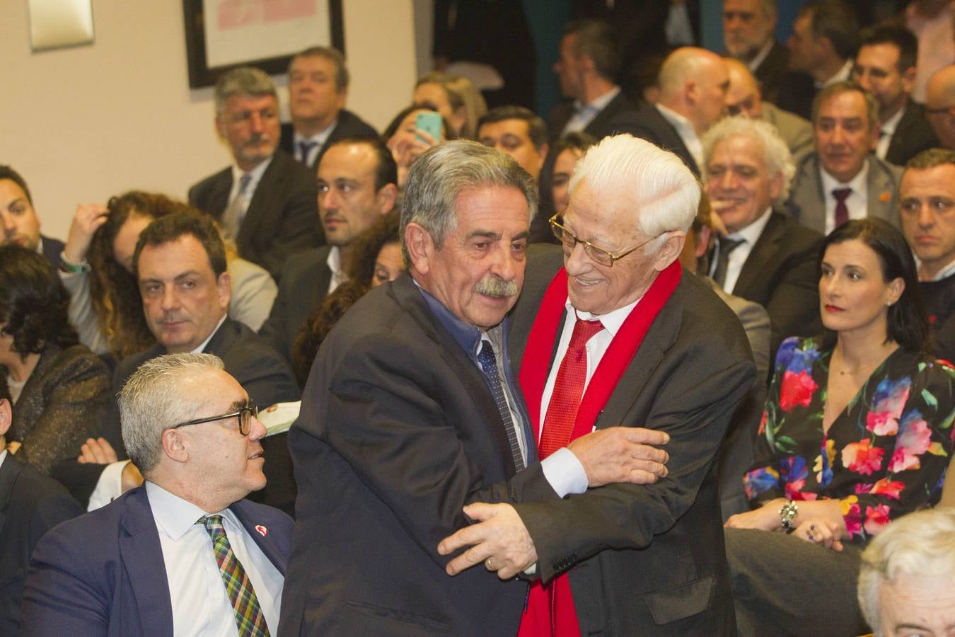 El Padre Ángel abraza a Miguel Ángel Revilla.